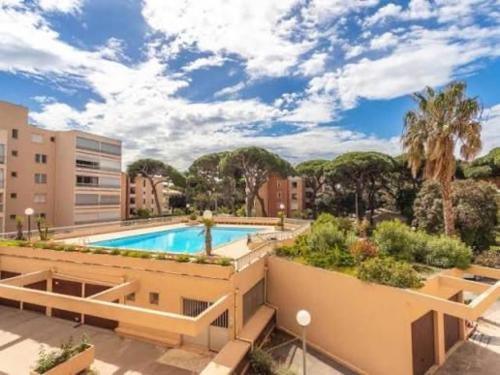 Studio terrasse au Port dHyères, Piscine, parking