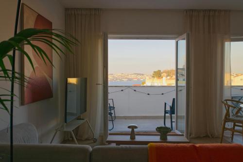 Cacilhas apartment with Lisbon view, balcony, workspace, fast WiFi and AC
