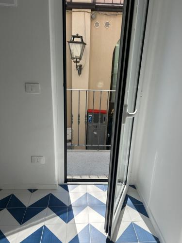a view of a room with a door and a tile floor at Bordo piazza in Vasto