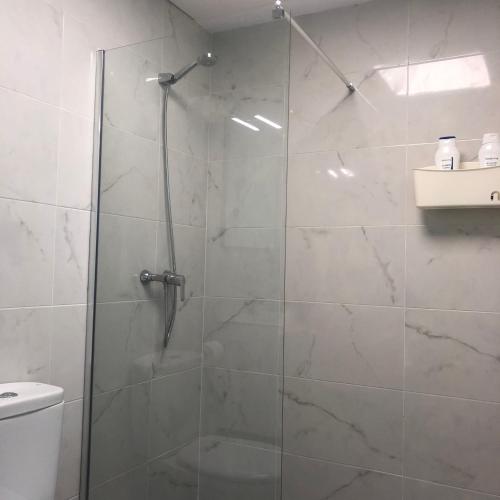 a bathroom with a shower with a glass door at Alojamiento Torrevieja playa frente al mar in Torrevieja