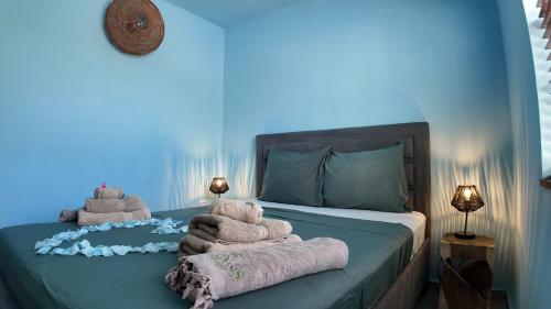 a bedroom with a bed with towels on it at Oasis Boutique Resort - Magnesium zwembad in Willemstad