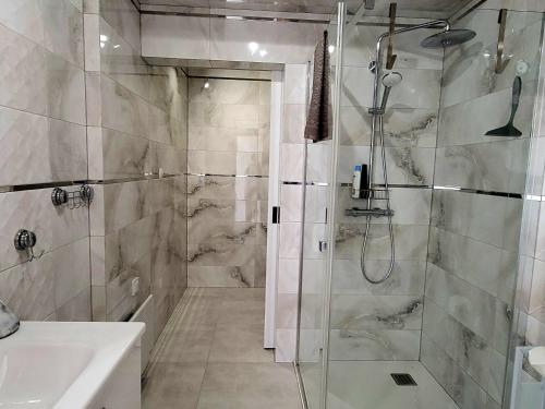 a bathroom with a shower and a sink at Ostoja Orli Dziób B2 in Kal