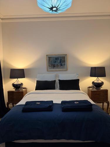 ein Schlafzimmer mit einem Bett, auf dem zwei blaue Handtücher liegen in der Unterkunft Towerview in Benalla
