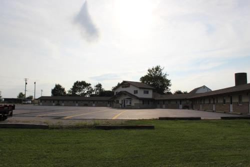 an empty parking lot in front of a building at The Perrysburg Budget Inn in Millbury
