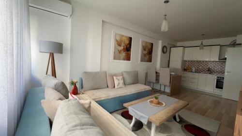 un salon avec un canapé et une table dans l'établissement Sweet Home, à Kosovo Polje