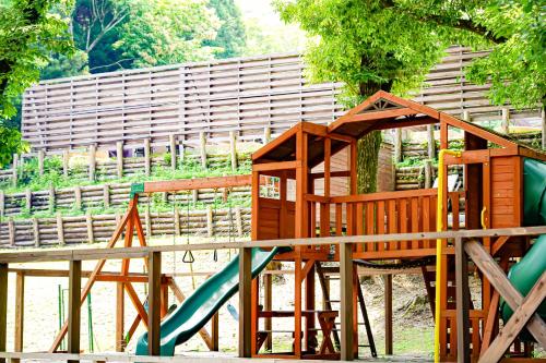 drewniany plac zabaw ze zjeżdżalnią w parku w obiekcie フォレスタ阿蘇車帰 w mieście Aso