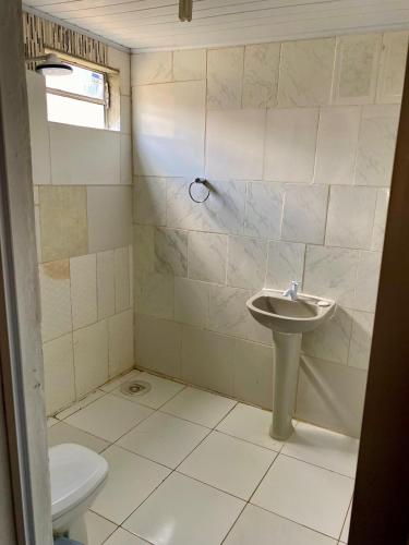 a bathroom with a sink and a toilet at Chácara Jacinto Alves in Paulo Afonso