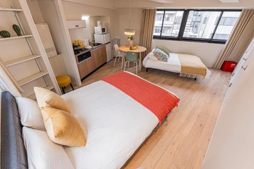 a small room with a bed and a kitchen at Mi-Hotel Kameido in Tokyo