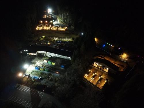 widok z góry na budynek w nocy z oświetleniem w obiekcie フォレスタ阿蘇車帰 w mieście Aso