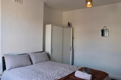 a bedroom with a bed and a white cabinet at Perfect Getaway 2 bedroom house with parking in Beeston Hill