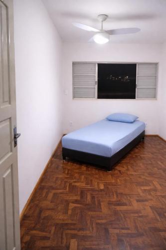 a bedroom with a bed and a ceiling fan at Quarto em Barretos, simples com paz e harmonia in Barretos