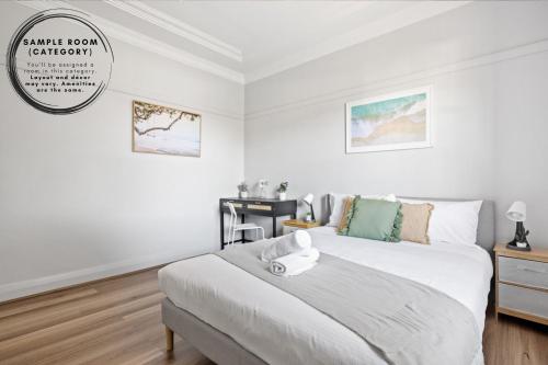 Cozy Queen Room - Close to Eateries & Shops - Shared Bathroom