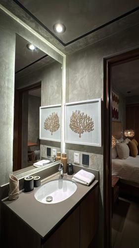 a bathroom with a sink and a mirror at Amplio Estudio con Balcon Tuk 004 in Tulum