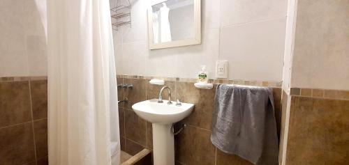a bathroom with a white sink and a mirror at Departamento boutique céntrico in San Miguel de Tucumán