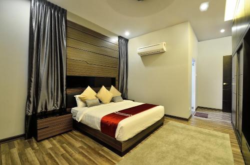 a bedroom with a bed in a room at Violet Luxury Service Villa in Batu Ferringhi