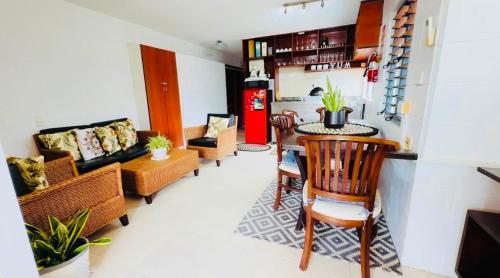 salon z kanapą, stołem i krzesłami w obiekcie Central Elegance w mieście Suva