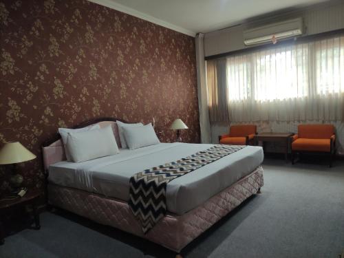 a bedroom with a large bed in a room at Edu HOTEL Y-SKANAM SYARIAH in Surabaya