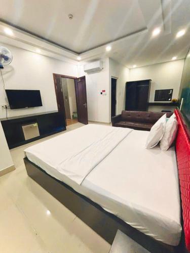 a bedroom with a large white bed in a room at Hưng Phú Hotel HCM in Ho Chi Minh City