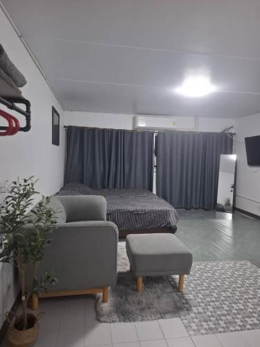 a living room with a couch and a bed at Popular Muang Thong Thani Condo, Building T9, Floor 4, Room 36 in Thung Si Kan