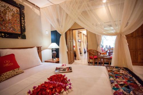 Ein Bett oder Betten in einem Zimmer der Unterkunft Taruna Boutique Homestay & Spa