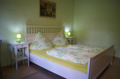 a bed in a room with two night stands and two lamps at Ferienzimmer Am Brauhausgraben in Lübbenau