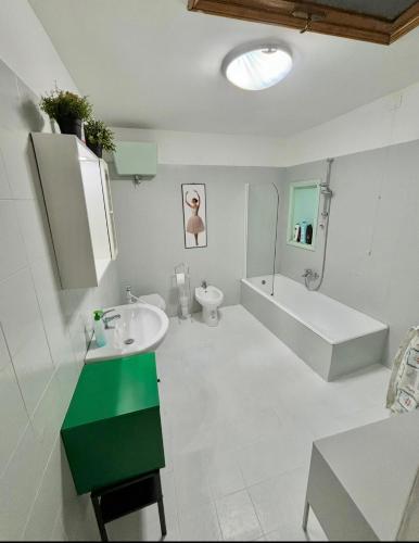 a bathroom with a sink and a tub and a toilet at Appartamento Lady in Spoleto