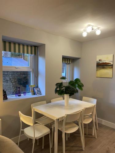 a dining room with a table and chairs at Chamberlayne Inn in London
