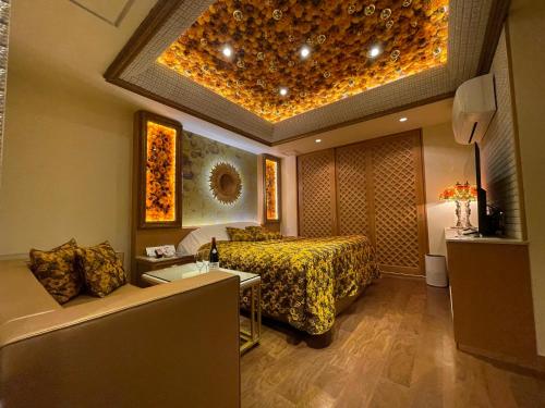ein Schlafzimmer mit einem Bett und einer Decke mit Lichtern in der Unterkunft hotel evi tower 大人専用 in Toda
