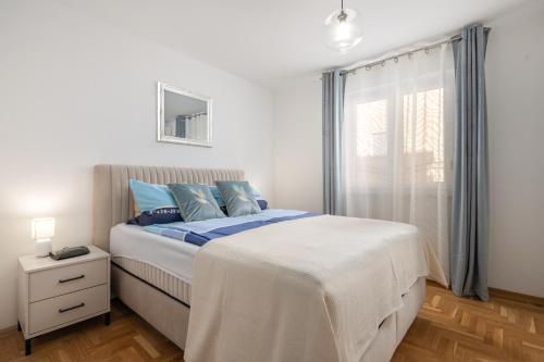 Apt Rosa Walk To Beach with Balcony - Happy Rentals