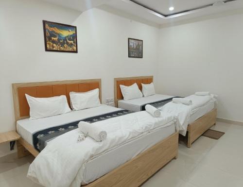 two beds in a room with two at Hotel Assi Retreat in Varanasi