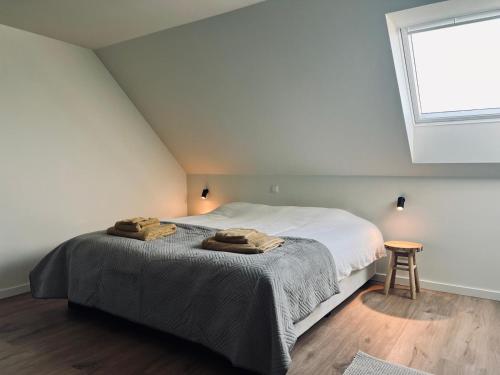 a bedroom with a bed with two towels on it at Vakantiewoning Vaib in Kortemark