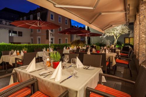 Un restaurante u otro lugar para comer en Hotel Germania