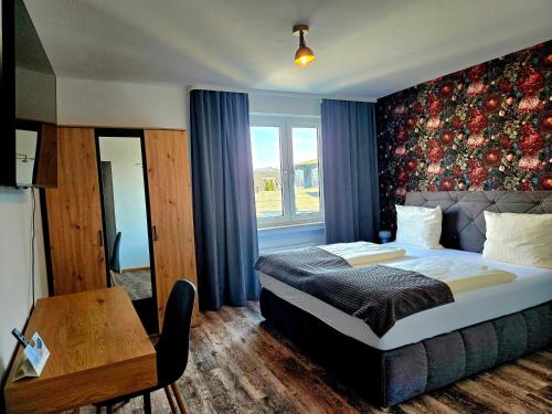ein Schlafzimmer mit einem Bett, einem Tisch und einem Fenster in der Unterkunft Hotel Starke in Brilon