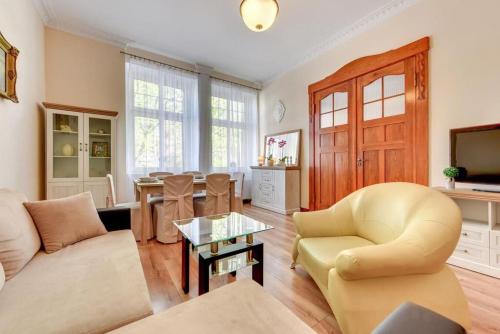 Victus Family Apartment near the City Center by Noclegi Renters