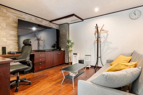 a living room with a chair and a desk at Shibuya 10 min Walk Theater & Garden Stay Max 6ppl in Tokyo