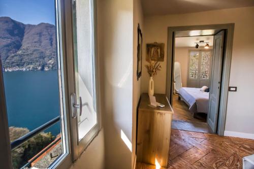 a room with a room with a view of the ocean at Il Giardino di Nesso in Nesso
