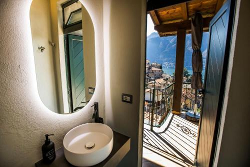 a bathroom with a toilet and a view of a balcony at Il Giardino di Nesso in Nesso