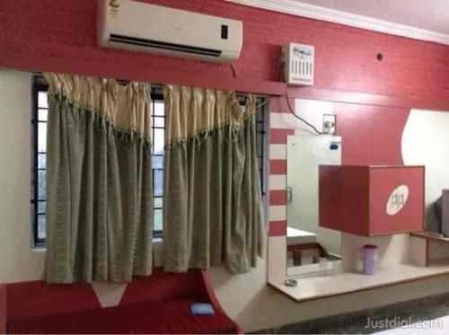 a room with a mirror and a hair salon at Le Palace in Gūduvāncheri