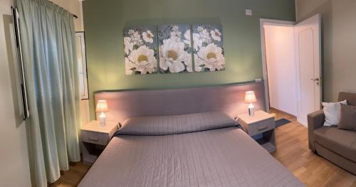 a bedroom with a bed and two lamps on two tables at A Casuzza in Pollina