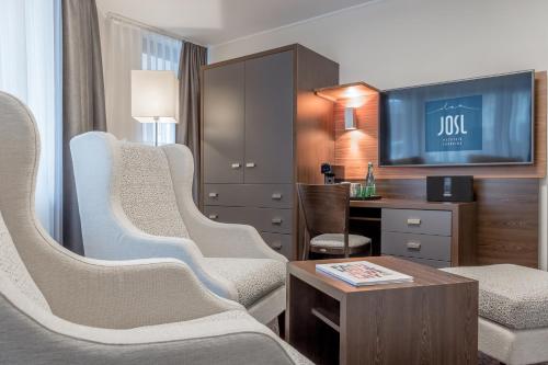 a waiting room with chairs and a tv at Josl Mountain Lounging Hotel - Adults only! in Obergurgl