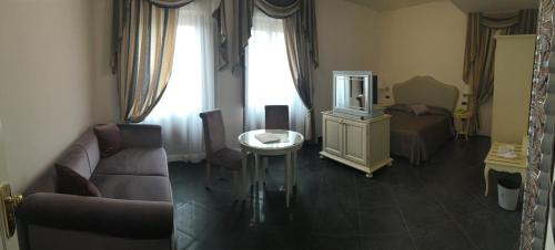 a living room with a couch and a tv in a room at Hotel Castello di Septe in Mozzagrogna