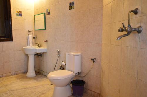 y baño con aseo y lavamanos. en Hotel Amer View, en Jaipur