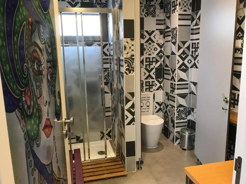 Un baño con ducha y WC. en House Petit Lusa, en Lisboa