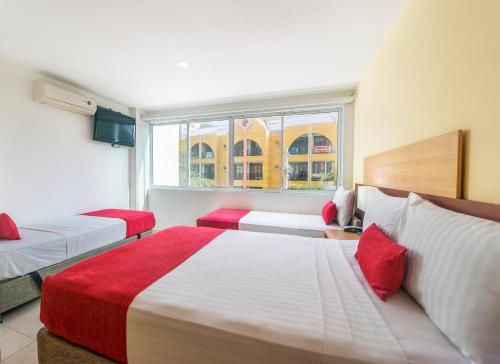 Una cama o camas en una habitación de Hotel Portobahia Santa Marta Rodadero