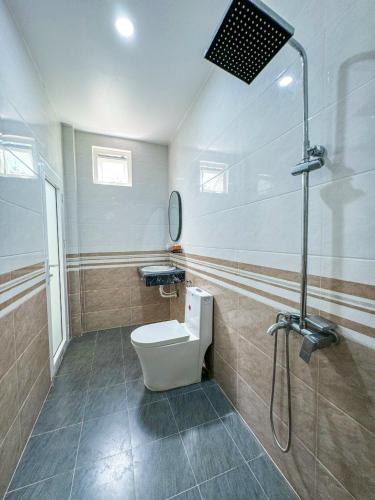 a bathroom with a toilet and a shower at BA DŨNG VILLA COFFEE - ĐẢO PHÚ QUÝ - Bình Thuận in Cu Lao Thu