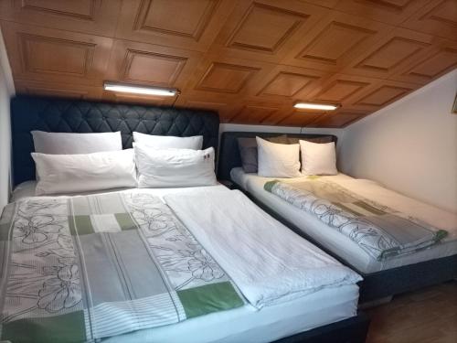 Familienzimmer mit zwei Doppelbetten