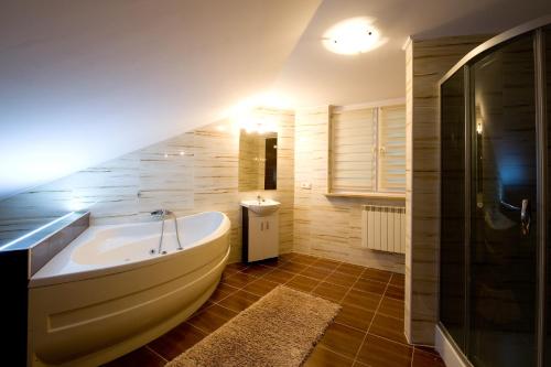 Ett badrum på Hostel & Restauracja Santorini