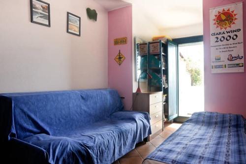 ドームス・デ・マリーアにあるCasa Aliceのリビングルーム(青いソファ、窓付)