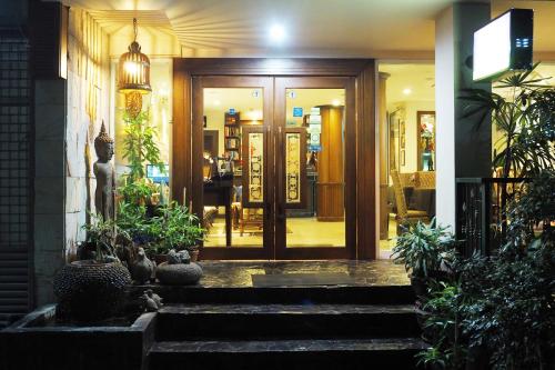 بان سوخومفيت سوي 18 في بانكوك: باب امامي لمبنى به نباتات الفخار