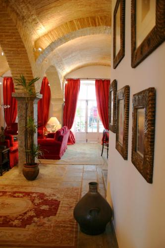 a living room with a couch and red curtains at Casa de Estoi in Estói